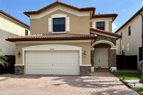 House in Doral, Florida 3 bedrooms, 228.73 sq.m. № 1714702 - photo 6