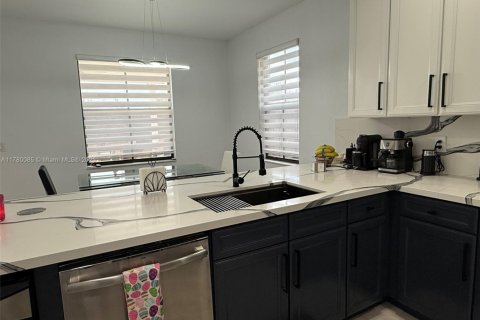 House in Doral, Florida 3 bedrooms, 228.73 sq.m. № 1714702 - photo 8