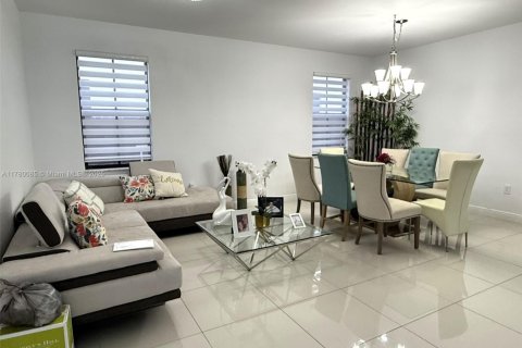 House in Doral, Florida 3 bedrooms, 228.73 sq.m. № 1714702 - photo 14