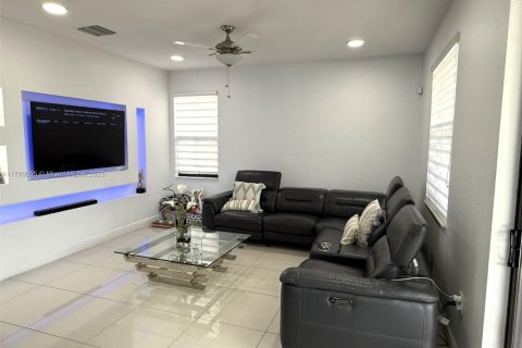 House in Doral, Florida 3 bedrooms, 228.73 sq.m. № 1714702 - photo 11