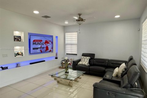 House in Doral, Florida 3 bedrooms, 228.73 sq.m. № 1714702 - photo 1
