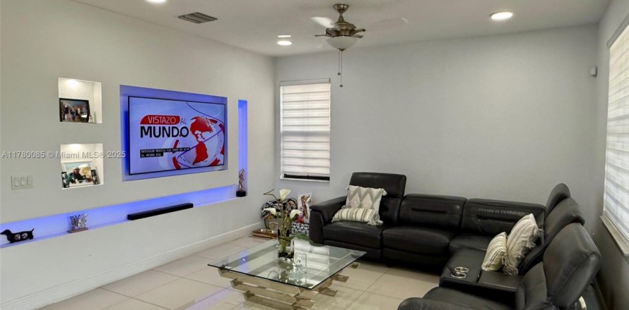 House in Doral, Florida 3 bedrooms, 228.73 sq.m. № 1714702