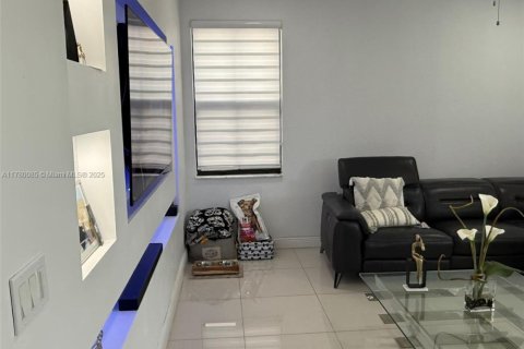 House in Doral, Florida 3 bedrooms, 228.73 sq.m. № 1714702 - photo 10