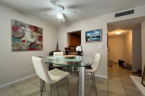 Condo in North Miami, Florida, 1 bedroom  № 1709611 - photo 6