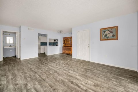 Condo in Palm Harbor, Florida, 1 bedroom  № 1919168 - photo 17