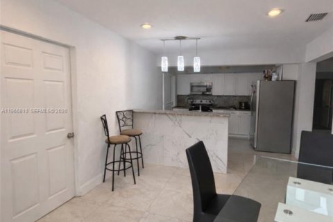 Casa en venta en Miami, Florida, 3 dormitorios, 158.86 m2 № 2029110 - foto 8