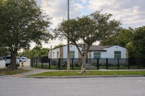 Casa en venta en Miami, Florida, 3 dormitorios, 158.86 m2 № 2029110 - foto 15