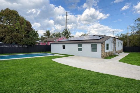 Casa en venta en Miami, Florida, 3 dormitorios, 158.86 m2 № 2029110 - foto 2