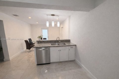 Casa en venta en Miami, Florida, 3 dormitorios, 158.86 m2 № 2029110 - foto 19