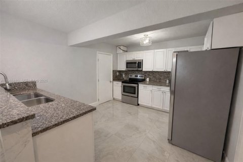 Casa en venta en Miami, Florida, 3 dormitorios, 158.86 m2 № 2029110 - foto 4