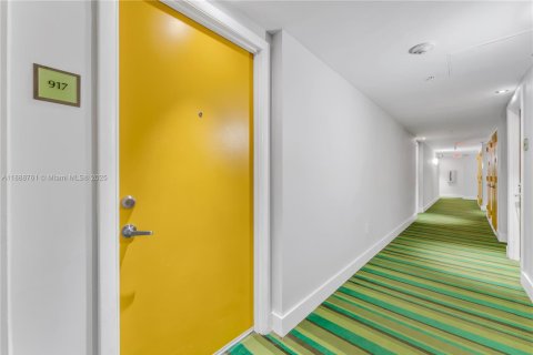 Снять в аренду кондоминиум в Майами, Флорида 1 спальня, 60.48м2, № 1942545 - фото 2