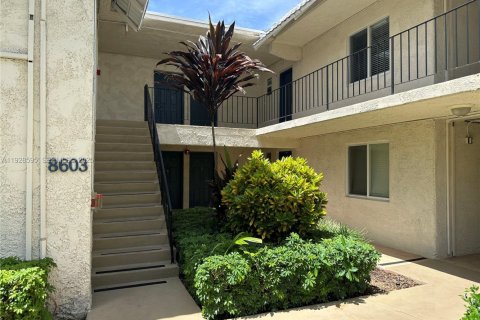 Copropriété à louer à Pinecrest, Floride: 1 chambre, 53.33 m2 № 1987420 - photo 1