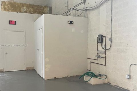 Propiedad comercial en alquiler en Hialeah, Florida № 1135070 - foto 1
