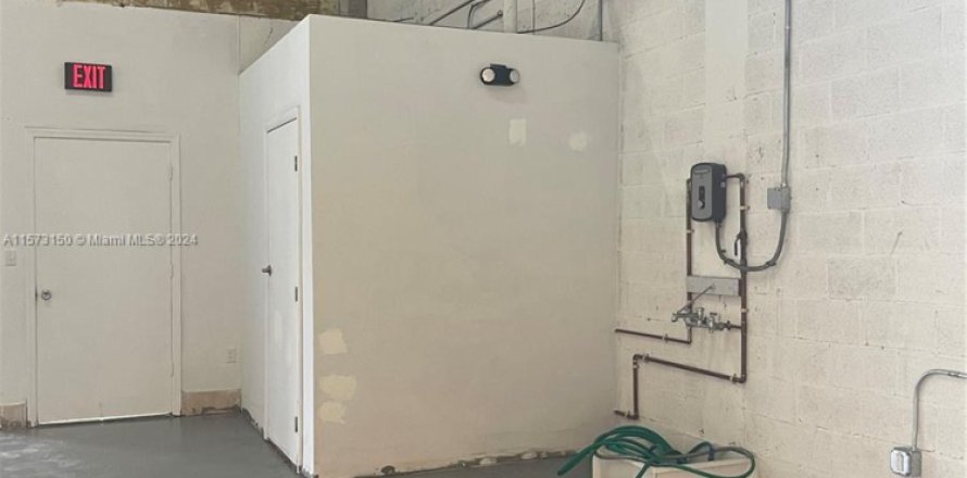 Propiedad comercial en Hialeah, Florida № 1135070