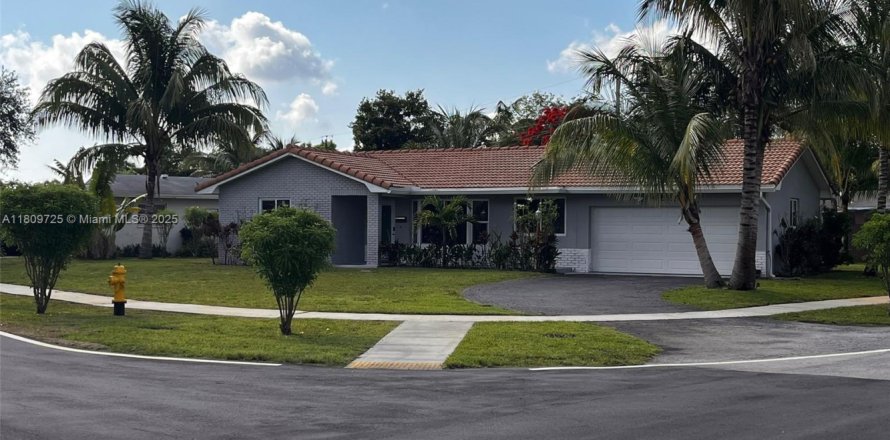 House in Plantation, Florida 2 bedrooms, 132.39 sq.m. № 1756534