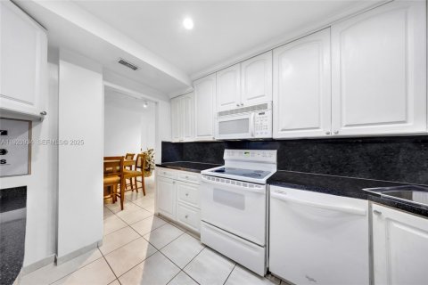 Copropriété à vendre à Bay Harbor Islands, Floride: 1 chambre, 100.33 m2 № 1977359 - photo 15