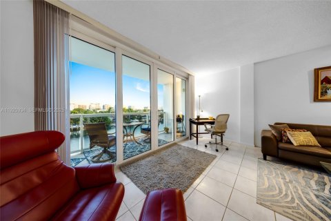 Copropriété à vendre à Bay Harbor Islands, Floride: 1 chambre, 100.33 m2 № 1977359 - photo 6
