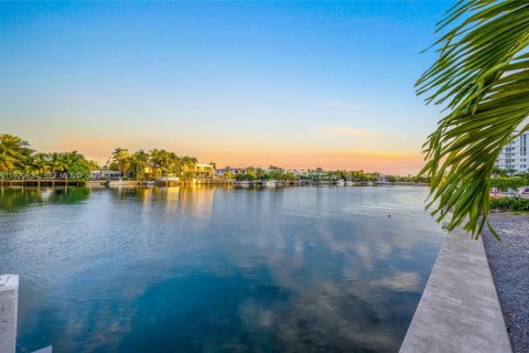 Copropriété à vendre à Bay Harbor Islands, Floride: 1 chambre, 100.33 m2 № 1977359 - photo 25