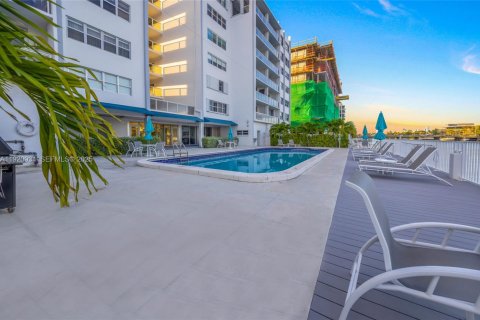 Copropriété à vendre à Bay Harbor Islands, Floride: 1 chambre, 100.33 m2 № 1977359 - photo 28