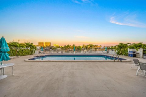Copropriété à vendre à Bay Harbor Islands, Floride: 1 chambre, 100.33 m2 № 1977359 - photo 29
