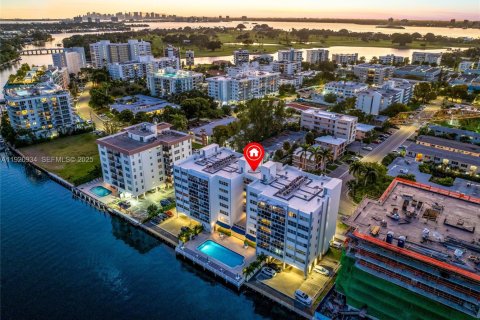 Copropriété à vendre à Bay Harbor Islands, Floride: 1 chambre, 100.33 m2 № 1977359 - photo 3
