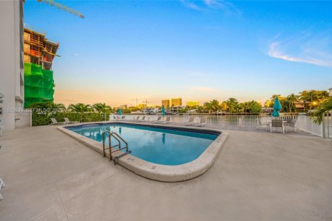 Copropriété à vendre à Bay Harbor Islands, Floride: 1 chambre, 100.33 m2 № 1977359 - photo 30