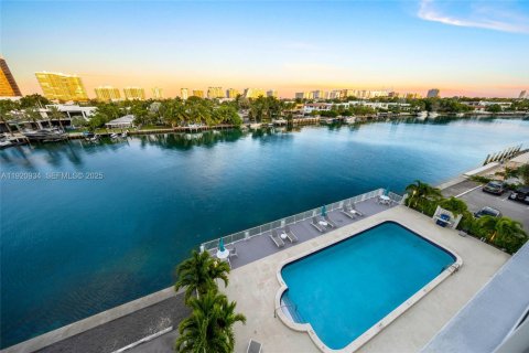 Copropriété à vendre à Bay Harbor Islands, Floride: 1 chambre, 100.33 m2 № 1977359 - photo 24