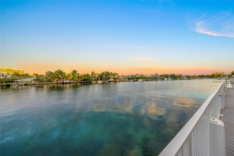 Copropriété à vendre à Bay Harbor Islands, Floride: 1 chambre, 100.33 m2 № 1977359 - photo 26
