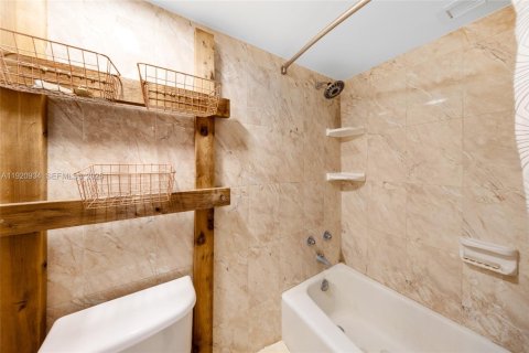 Copropriété à vendre à Bay Harbor Islands, Floride: 1 chambre, 100.33 m2 № 1977359 - photo 23