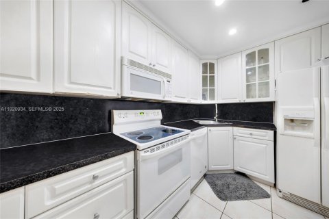 Copropriété à vendre à Bay Harbor Islands, Floride: 1 chambre, 100.33 m2 № 1977359 - photo 14