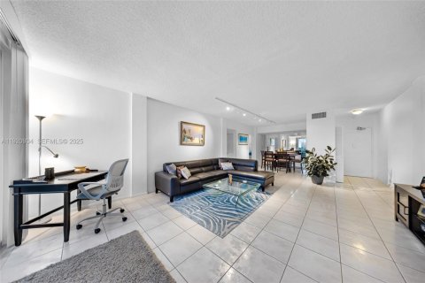 Copropriété à vendre à Bay Harbor Islands, Floride: 1 chambre, 100.33 m2 № 1977359 - photo 10