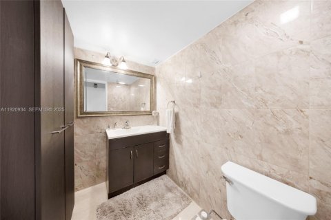 Copropriété à vendre à Bay Harbor Islands, Floride: 1 chambre, 100.33 m2 № 1977359 - photo 16