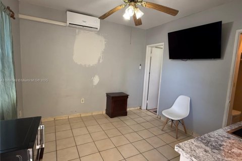 Immobilier commercial à louer à Hialeah, Floride: 1 chambre, 168.9 m2 № 1956919 - photo 1