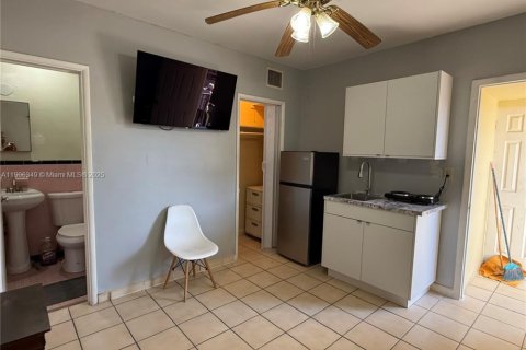 Immobilier commercial à louer à Hialeah, Floride: 1 chambre, 168.9 m2 № 1956919 - photo 3