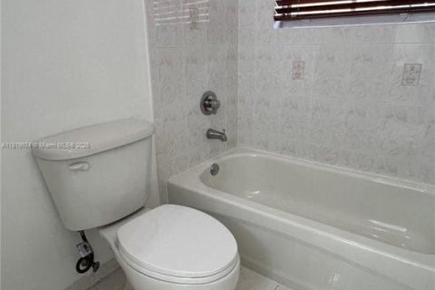 Снять в аренду виллу или дом в Майами, Флорида 4 спальни, 289.95м2, № 1957979 - фото 29