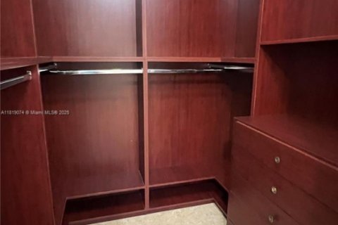 Снять в аренду виллу или дом в Майами, Флорида 4 спальни, 289.95м2, № 1957979 - фото 26