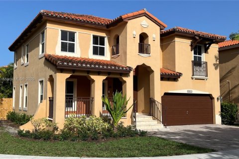 Снять в аренду виллу или дом в Майами, Флорида 4 спальни, 289.95м2, № 1957979 - фото 1