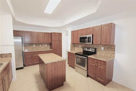 Снять в аренду виллу или дом в Майами, Флорида 4 спальни, 289.95м2, № 1957979 - фото 2