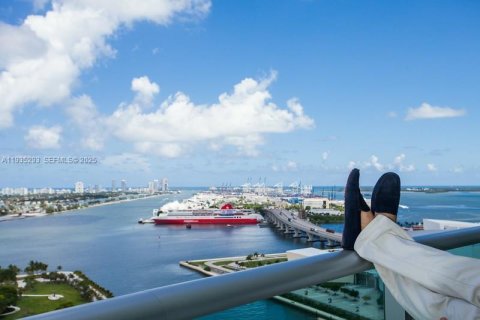 Condo in Miami, Florida, 3 bedrooms  № 1994430