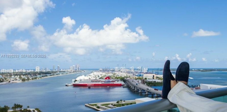 Кондоминиум с 3 спальнями в Майами, Флорида № 1994430