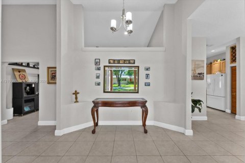 Villa ou maison à vendre à Miami, Floride: 4 chambres, 251.95 m2 № 2431331 - photo 4