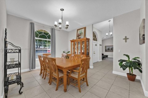 Villa ou maison à vendre à Miami, Floride: 4 chambres, 251.95 m2 № 2431331 - photo 8