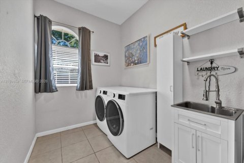 Villa ou maison à vendre à Miami, Floride: 4 chambres, 251.95 m2 № 2431331 - photo 29