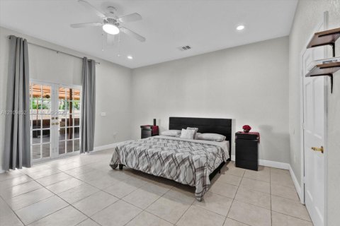 Villa ou maison à vendre à Miami, Floride: 4 chambres, 251.95 m2 № 2431331 - photo 18