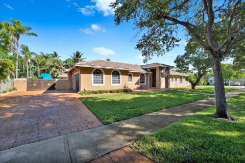 Villa ou maison à vendre à Miami, Floride: 4 chambres, 251.95 m2 № 2431331 - photo 2