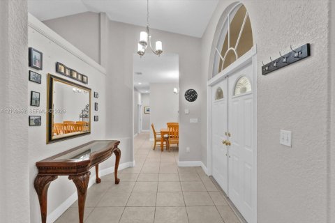 Villa ou maison à vendre à Miami, Floride: 4 chambres, 251.95 m2 № 2431331 - photo 9