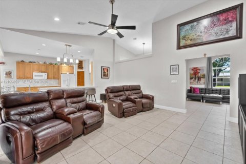 Villa ou maison à vendre à Miami, Floride: 4 chambres, 251.95 m2 № 2431331 - photo 13