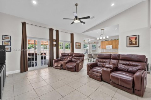 Villa ou maison à vendre à Miami, Floride: 4 chambres, 251.95 m2 № 2431331 - photo 12