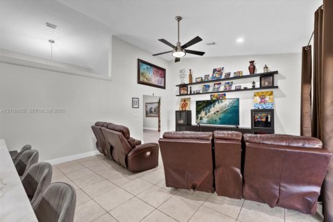 Villa ou maison à vendre à Miami, Floride: 4 chambres, 251.95 m2 № 2431331 - photo 11