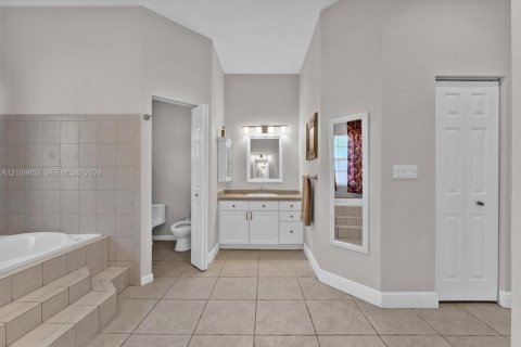 Villa ou maison à vendre à Miami, Floride: 4 chambres, 251.95 m2 № 2431331 - photo 22